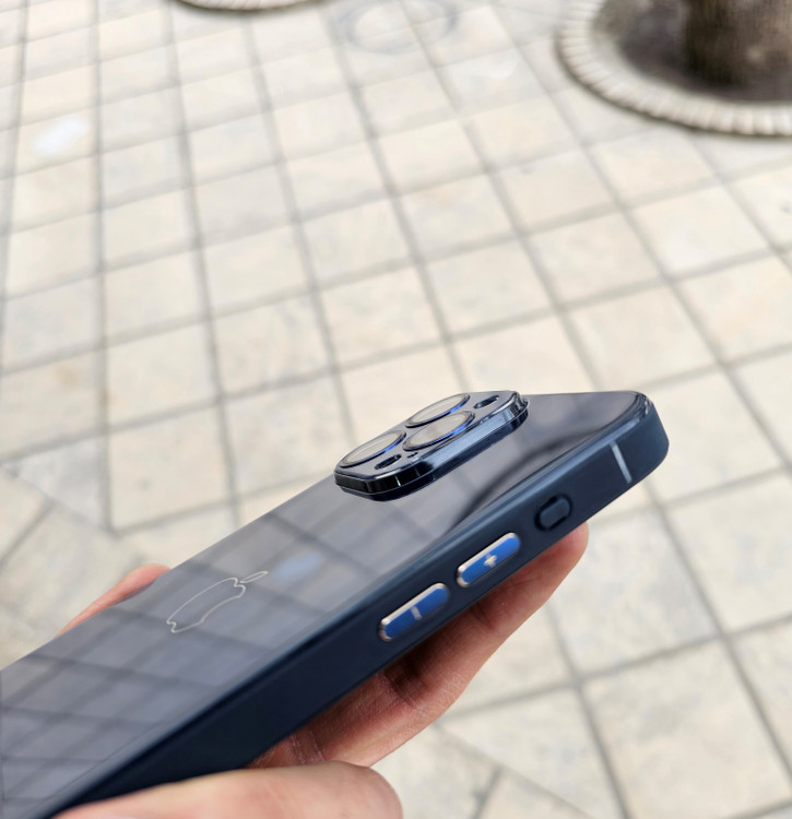 قاب شیشهای AG Glass با پشت شیشهای براق، فریم استیل ضد ساییدگی و محافظ لنز دوربین، طراحی لوکس و مقاوم برای گوشی.