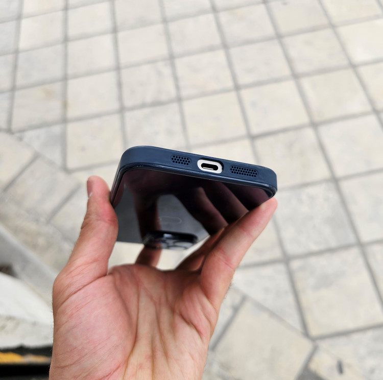 قاب شیشهای AG Glass با پشت شیشهای براق، فریم استیل ضد ساییدگی و محافظ لنز دوربین، طراحی لوکس و مقاوم برای گوشی.