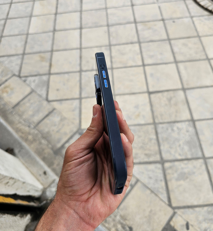 قاب شیشهای AG Glass با پشت شیشهای براق، فریم استیل ضد ساییدگی و محافظ لنز دوربین، طراحی لوکس و مقاوم برای گوشی.