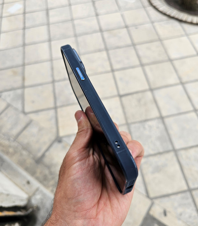 قاب شیشهای AG Glass با پشت شیشهای براق، فریم استیل ضد ساییدگی و محافظ لنز دوربین، طراحی لوکس و مقاوم برای گوشی.