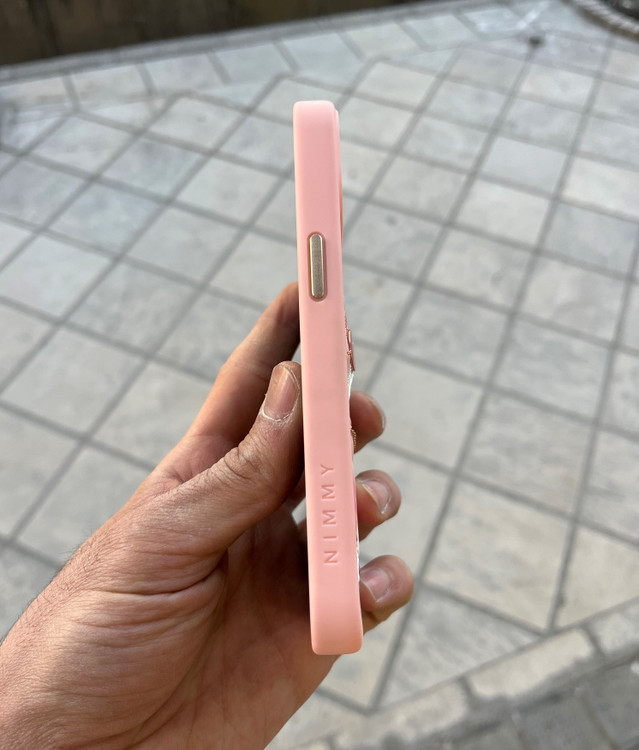 قاب طرحدار قلابدوزی نیمی Nimmy مدل What Is Your Name Again با گلدوزی گربه سهبعدی و دکمههای فلزی