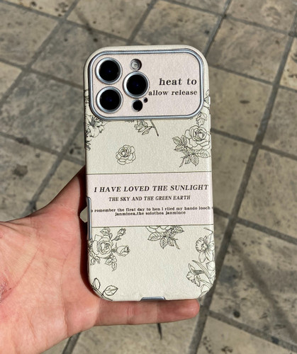 قاب چرم کلاسیک آیفون با طرح گل، ساختهشده از چرم مصنوعی مقاوم با محافظ لنز و لبههای برجسته برای حفاظت از گوشی.