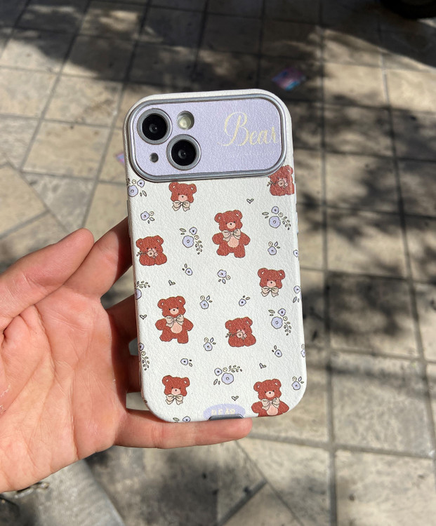 قاب چرم کلاسیک آیفون با طرح گل، ساختهشده از چرم مصنوعی مقاوم با محافظ لنز و لبههای برجسته برای حفاظت از گوشی.