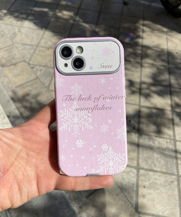 قاب چرم کلاسیک آیفون با طرح گل، ساختهشده از چرم مصنوعی مقاوم با محافظ لنز و لبههای برجسته برای حفاظت از گوشی.