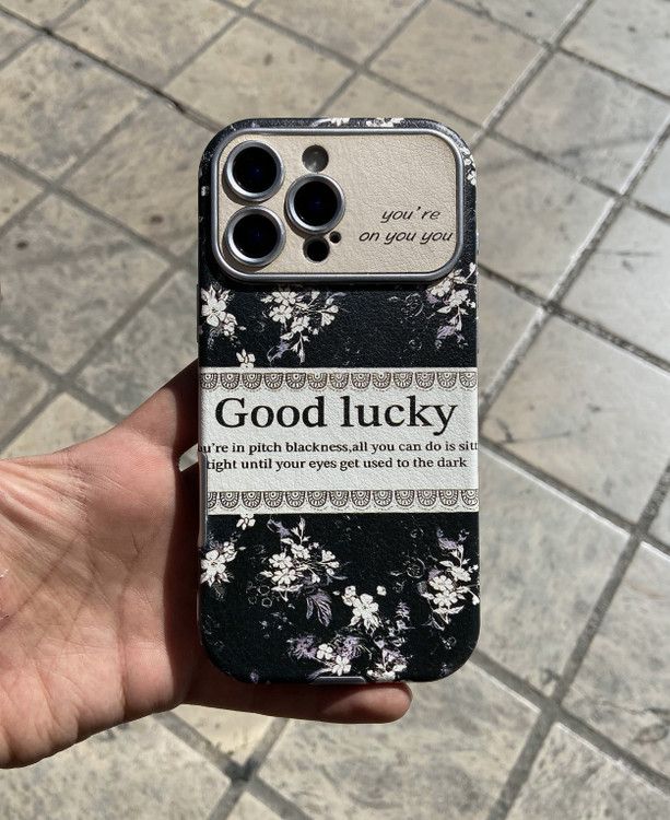 قاب چرم کلاسیک آیفون با طرح گل، ساختهشده از چرم مصنوعی مقاوم با محافظ لنز و لبههای برجسته برای حفاظت از گوشی.