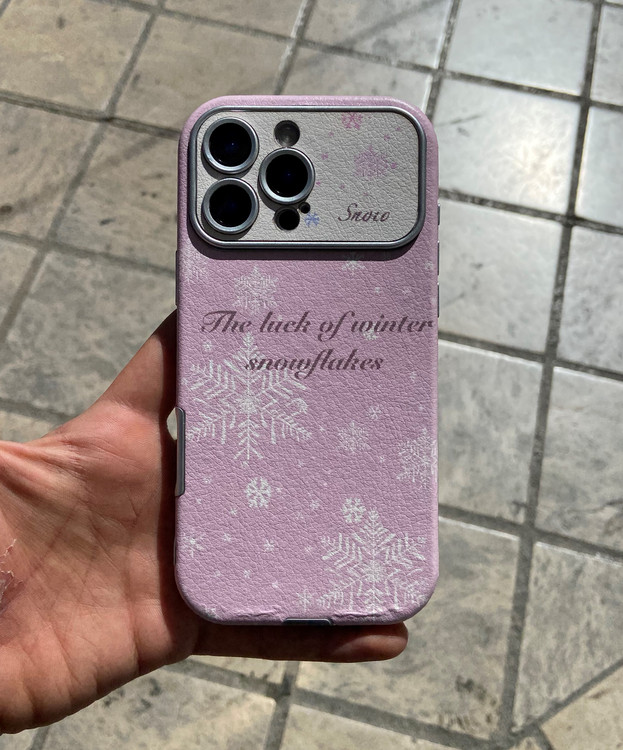 قاب چرم کلاسیک آیفون با طرح گل، ساختهشده از چرم مصنوعی مقاوم با محافظ لنز و لبههای برجسته برای حفاظت از گوشی.