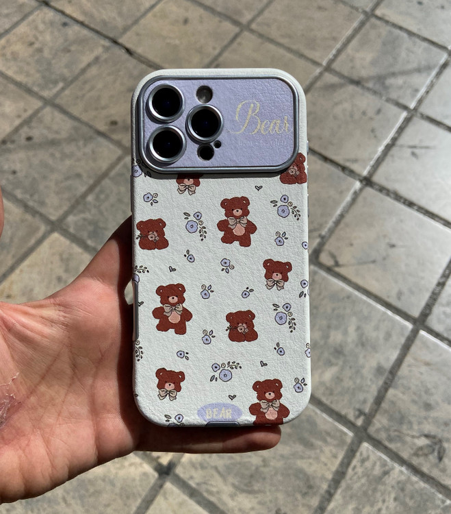 قاب چرم کلاسیک آیفون با طرح گل، ساختهشده از چرم مصنوعی مقاوم با محافظ لنز و لبههای برجسته برای حفاظت از گوشی.