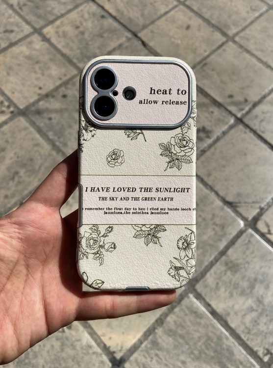 قاب چرم کلاسیک آیفون با طرح گل، ساختهشده از چرم مصنوعی مقاوم با محافظ لنز و لبههای برجسته برای حفاظت از گوشی.