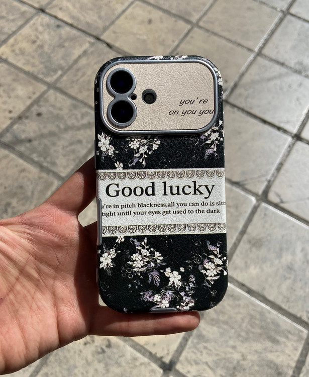 قاب چرم کلاسیک آیفون با طرح گل، ساختهشده از چرم مصنوعی مقاوم با محافظ لنز و لبههای برجسته برای حفاظت از گوشی.